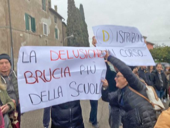 Graffignano - Manifestazione per i ritardi nell'apertura della scuola primaria e dell'infanzia a Sipicciano