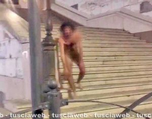 Civitavecchia - Uomo nudo che corre per le vie del centro