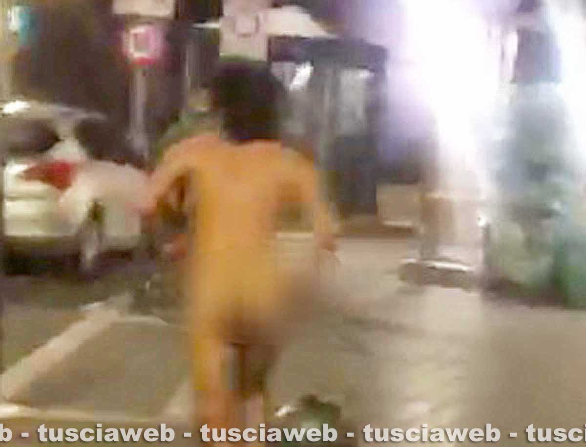 Corre nudo per le vie del centro, il video diventa virale - Tusciaweb.eu