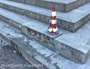 Monumento al facchino di Santa Rosa - Gradino aggiustato