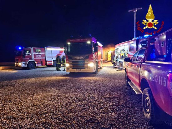 Incendio a Tessennano - In azione i vigili del fuoco