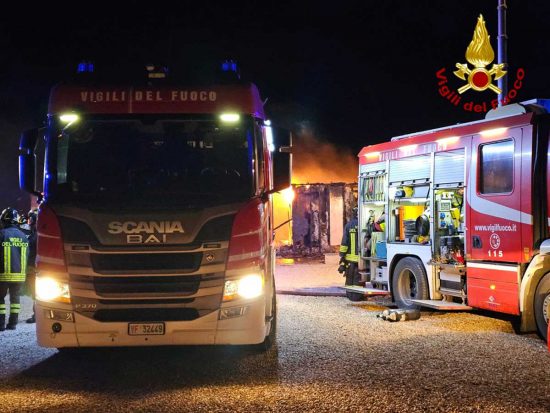 Incendio a Tessennano - In azione i vigili del fuoco