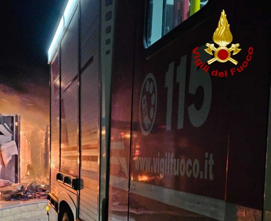 Incendio a Tessennano - In azione i vigili del fuoco
