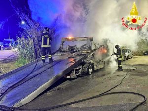 Santa Marinella - Un carroattrezzi e una macchina a fuoco in via della Fornacetta