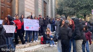 Viterbo - La protesta degli studenti davanti alla provincia
