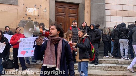 Viterbo - La protesta degli studenti davanti alla provincia