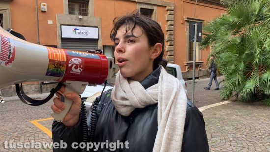 Viterbo - La protesta degli studenti davanti alla provincia