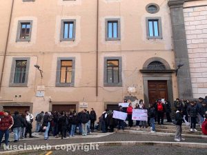 Viterbo - La protesta degli studenti davanti alla provincia