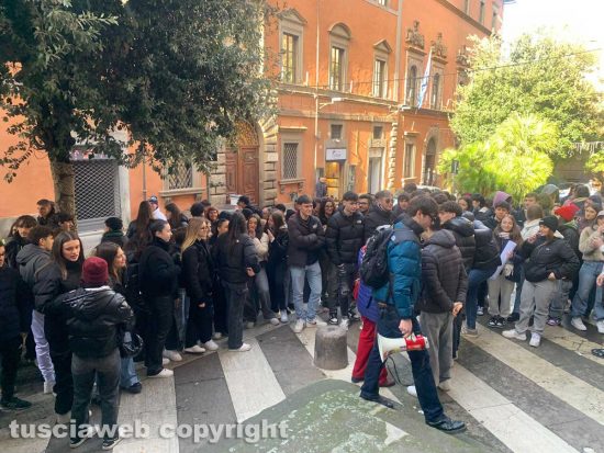 Viterbo - La protesta degli studenti davanti alla provincia