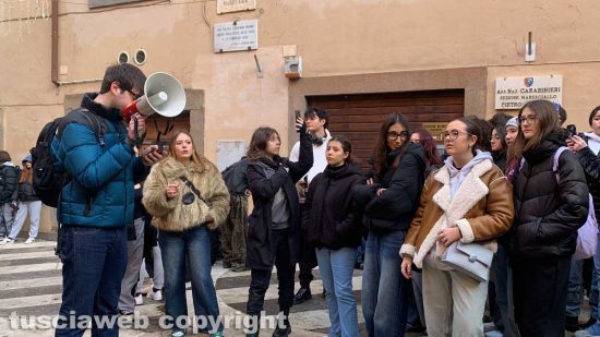 Viterbo - La protesta degli studenti davanti alla provincia