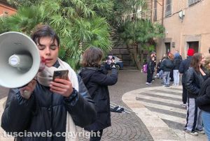 Viterbo - La protesta degli studenti davanti alla provincia