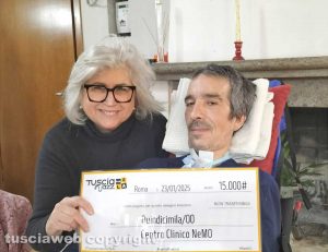 Emma Ferrari responsabile Fondazione Serena Onlus centro clinico Nemo Roma per comunicazione e donazioni con Italo Leali - Il ritiro dell'assegno