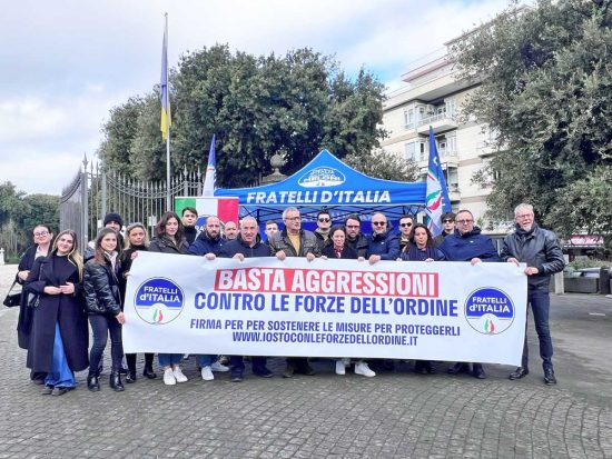 Viterbo - Il gazebo di Prato giardino per dire basta alle aggressioni alle forze dell'ordine