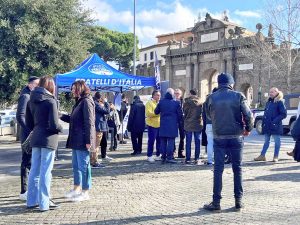 Viterbo - Il gazebo di Prato giardino per dire basta alle aggressioni alle forze dell'ordine