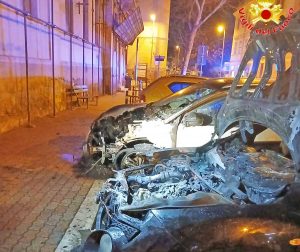 Civitavecchia - Due auto a fuoco in via XVI Settembre