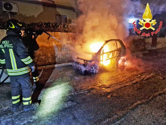 Santa Marinella - La smart in fiamme in via delle Dalie