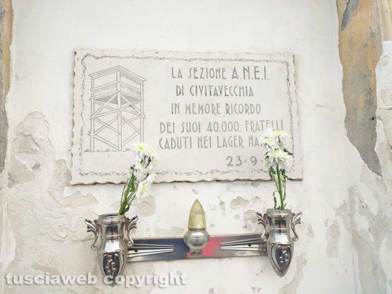 Civitavecchia - La lapide dei caduti nei lager al cimitero monumentale