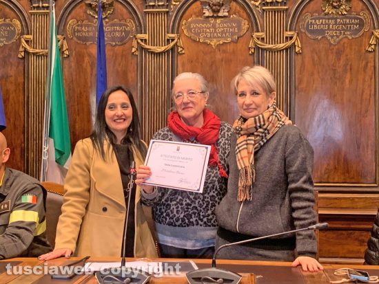 Viterbo - Conferenza stampa “La discesa della Befana 115” - La premiazione della terza classificata Mariella Zadro 