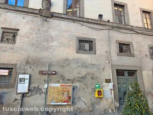 Viterbo - Il muro sgarrupato da far schifo degli uffici comunali a piazza del Comune