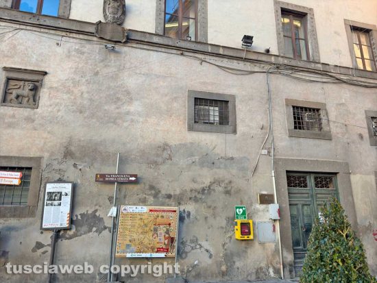 Viterbo - Il muro sgarrupato da far schifo degli uffici comunali a piazza del Comune