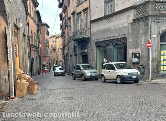 Viterbo - Parcheggi selvaggi in centro storico