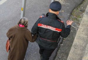 Un'anziana e un carabiniere