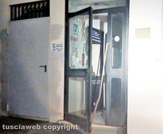 La porta del magazzino sfondata dell'archivio di stato