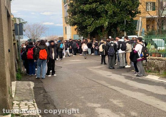 Viterbo - La protesta degli studenti di fronte alla sede del liceo artistico dell'istituto Orioli