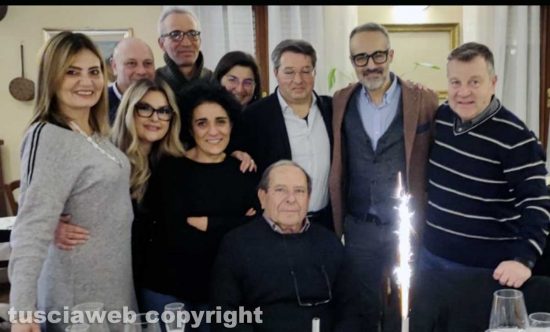 Classe 2C del 1982 Luigi Fantappié - Da sinistra : Sabina Balletti, Barbara Ercolani, Francesca Proietti Palombi, Daniele Berneschi, Luca Cencioni, Annarita Petroselli, Moreno Pepponi, Ruggero Gatto, Stefano Mancinelli -  Seduto il professore Bruno Mecucci