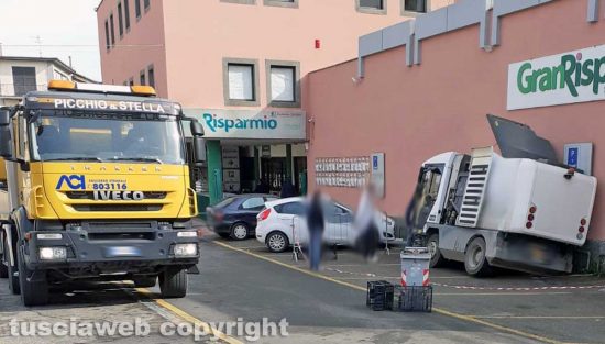 Montefiascone - Spazzatrice sprofonda in via Oreste Borghesi