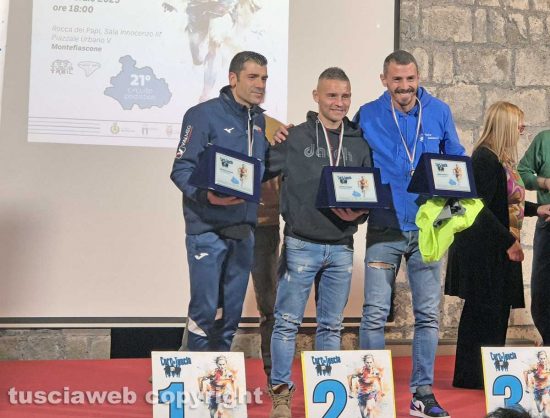 Montefiascone - Le premiazioni del Corrintuscia 2024 - Il podio della classifica maschile
