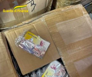 Roma - Guardia di finanza - Articoli Giubileo contraffatti sequestrati