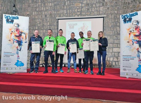 Montefiascone - Le premiazioni del Corrintuscia 2024 - I podisti dell'Atletica Montefiascone ricevono gli attestati del Comune 