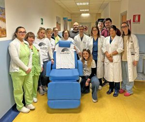 Terni - La poltrona per la chemioterapia donata dall'associazione "La voce di Luca"