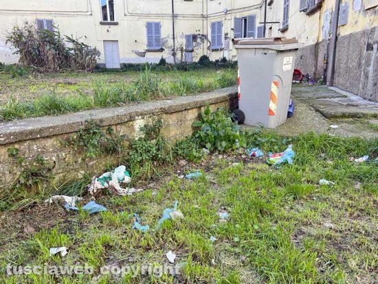 Viterbo - I rifiuti nel parco tra via Vanni e via del Massaro