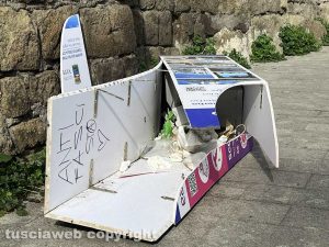 Viterbo - La colonnina distrutta e piena di monnezza