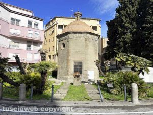 Viterbo - Tolto il bagno chimico davanti al monumento ai caduti