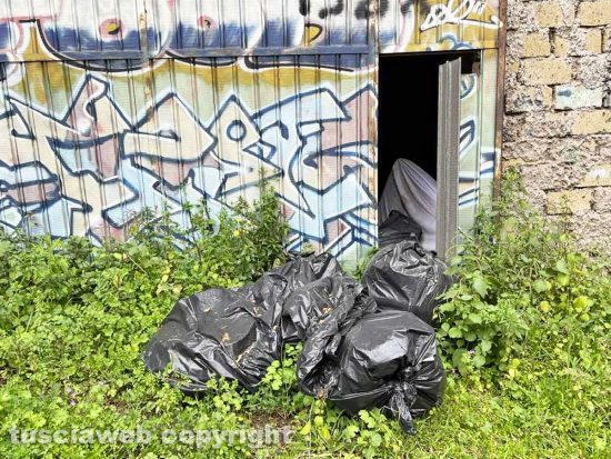 Viterbo - Una delle discariche di monnezza a via del Pilastro