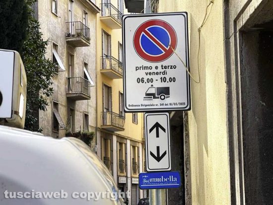Viterbo - Il cartello con il divieto di sosta in via dei Mille