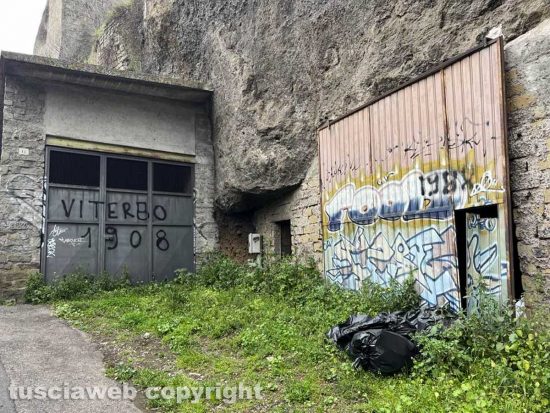 Viterbo - Una delle discariche di monnezza a via del Pilastro