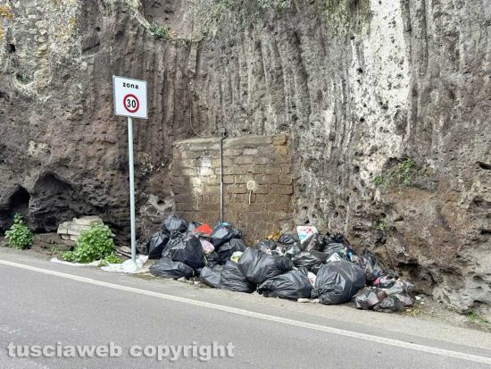 Viterbo - Una delle discariche di monnezza a via del Pilastro