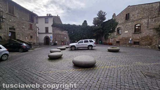 Viterbo - Parcheggio selvaggio a piazza San Carluccio
