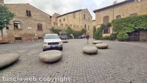 Viterbo - Parcheggio selvaggio a piazza San Carluccio