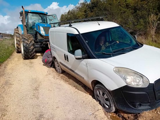 Tarquinia - Furgoncino rimane impantanato in una cunetta