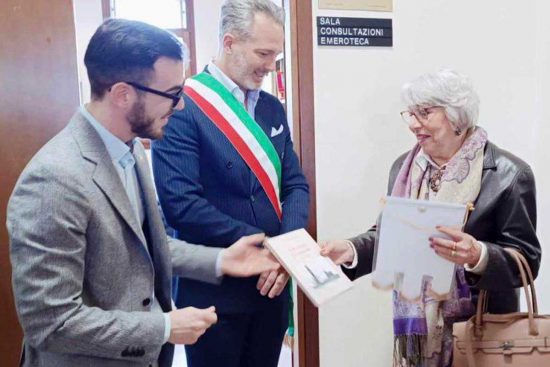 La nonna di Giulia Cecchettin, Carla Gatto, con il sindaco di Cavarzere, Pierfrancesco Munari