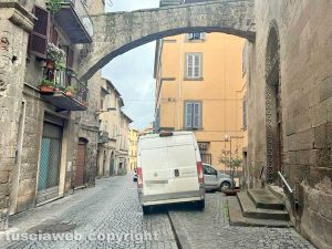 Viterbo - Carico e scarico merci sul sagrato della chiesa di San Giovanni in zoccoli