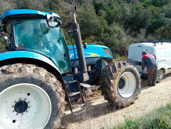 Tarquinia - Furgoncino rimane impantanato in una cunetta