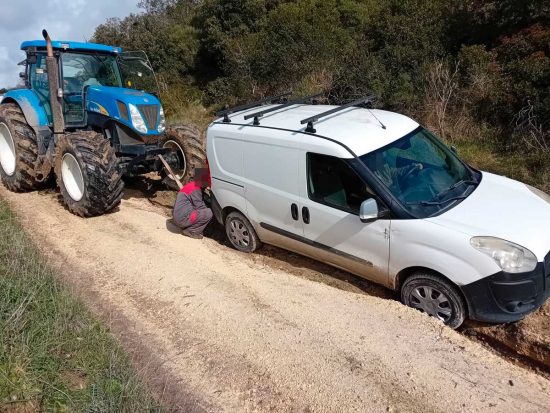 Tarquinia - Furgoncino rimane impantanato in una cunetta