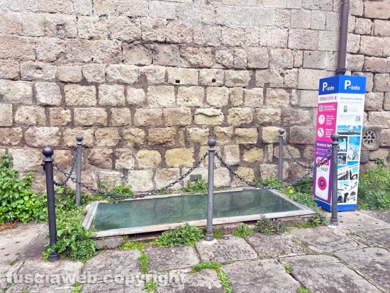 Viterbo - La tomba di piazza Dante