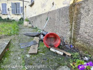 Viterbo - I rifiuti nel parco tra via Vanni e via del Massaro
